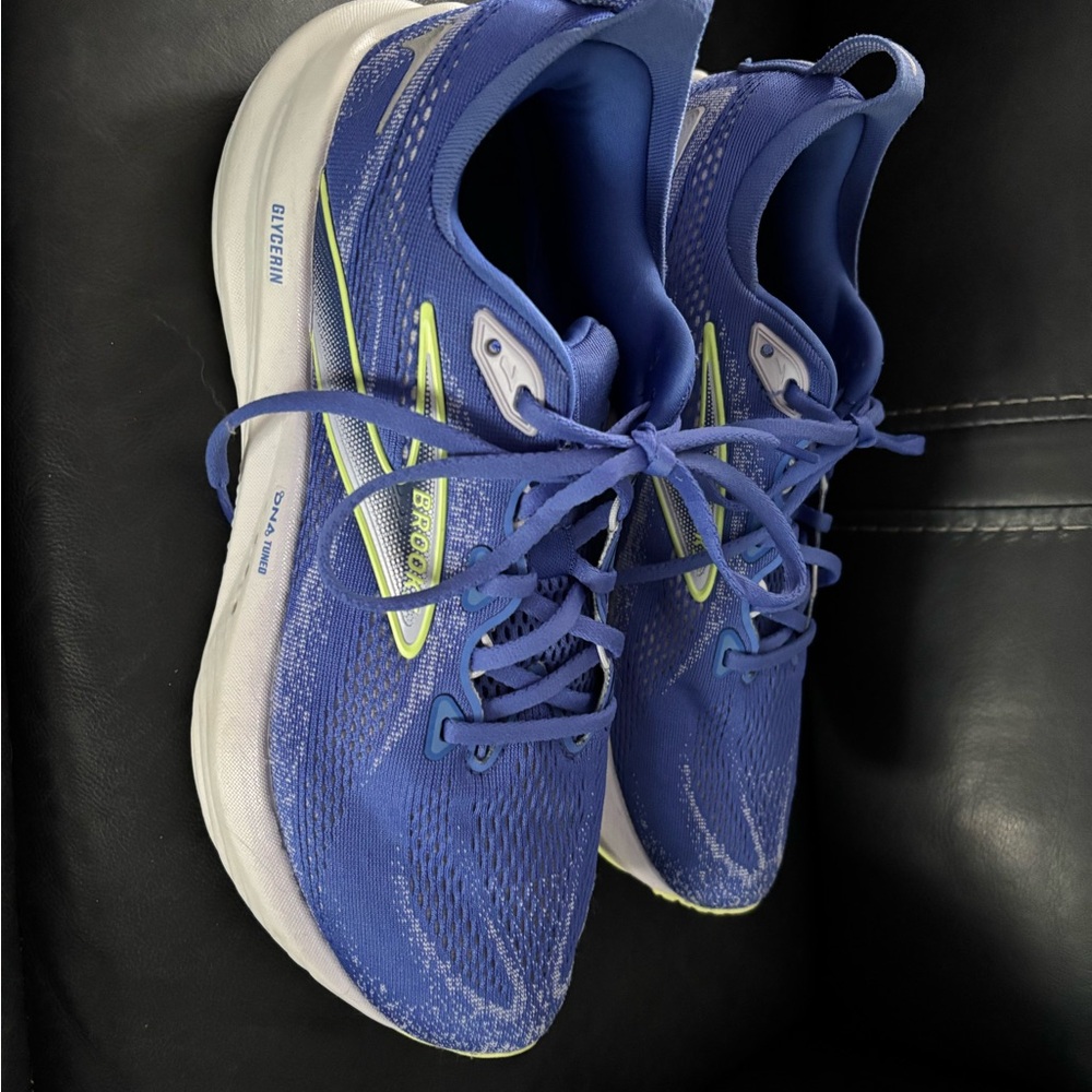 Like New Brooks Wonen’s Glycerin 22 Running Shoes - Picture 3 of 6